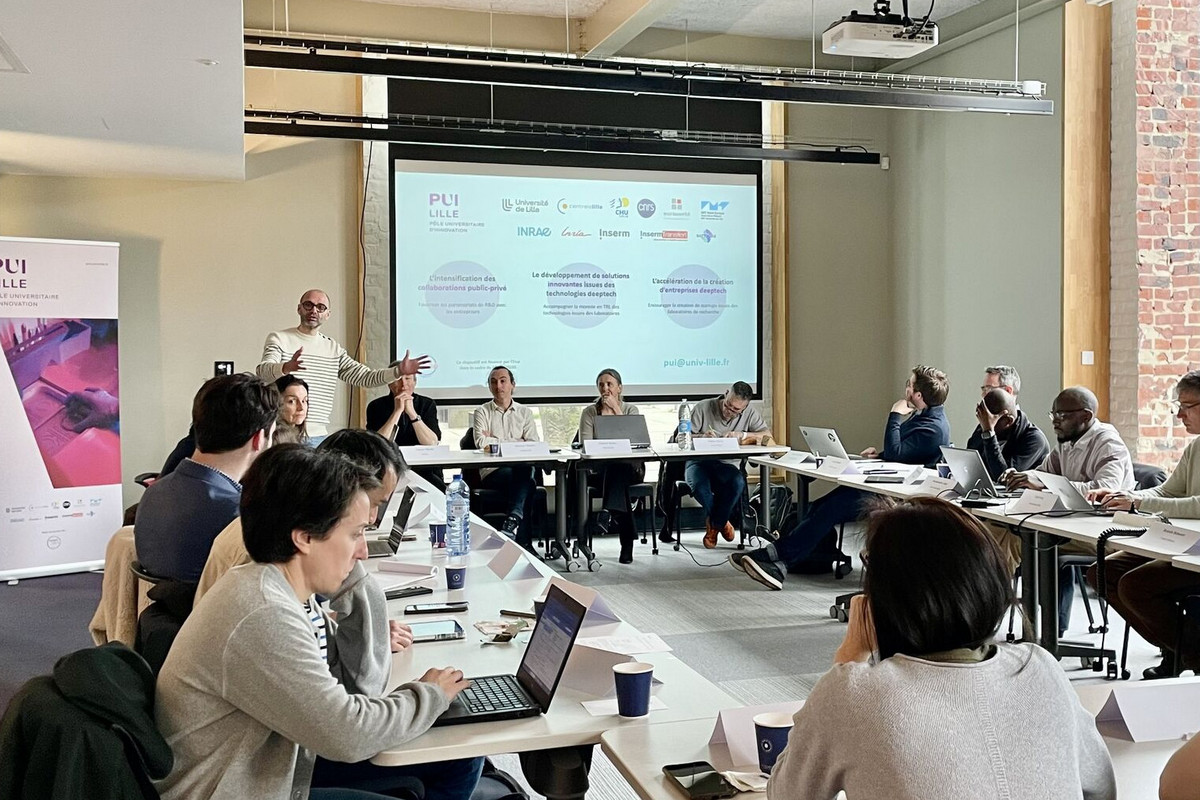Le premier jour de formation est ponctué d'une table ronde réunissant des scientifiques ayant franchi le pas de l'innovation et de l'entrepreneuriat. Les participants assistent à ce moment au coeur de l'Inria (Euratechnologies). 