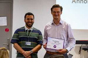Le lauréat du challenge Starthèse Lille 2025, Clément Brunet, auprès du coordinateur PUI du concours, Rabah Khabzaoui