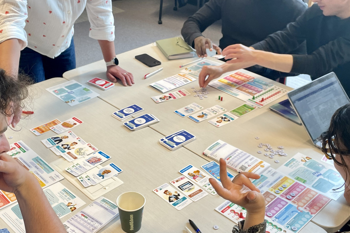 Les participants à la formation PUI Lille sont réunis autour d'un jeu de plateau imaginé pour mieux comprendre la réalité financière du management d'entreprise. Cette mise en situation entrepreneuriale est abordée lors de la journée n°6.